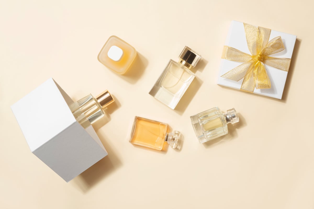 Composición de productos de belleza sobre fondo neutro