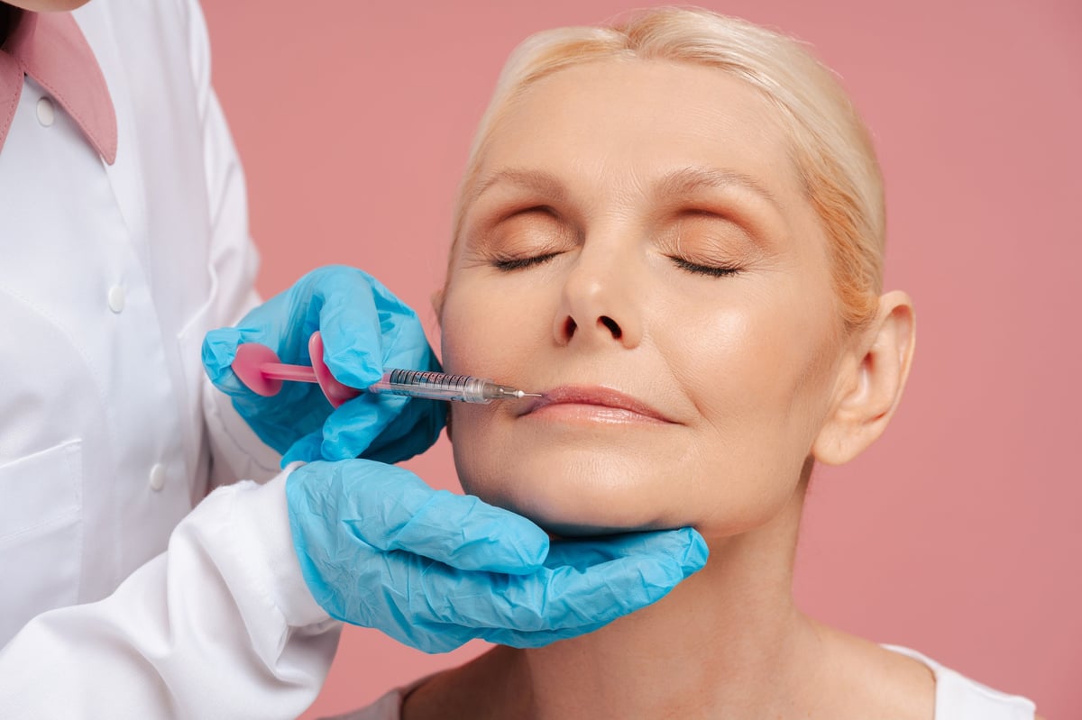Tratamiento de belleza profesional aplicado con cuidado en clínica